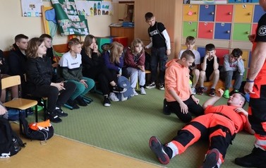 Piątoklasiści poznają zasady udzielania pierwszej pomocy, prezentowanie przez ratownik&oacute;w medycznych SPZOZ Meditrans Ostrołęka