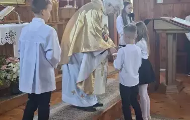 Uczniowie w kościele
