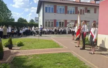 Uczniowie przed Pomnikiem Patrona