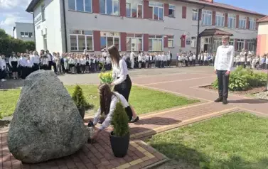 Składanie kwiat&oacute;w pod Pomnikiem Patrona