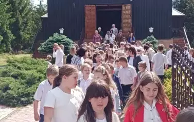 Przemarsz za sztandarem do szkoły.