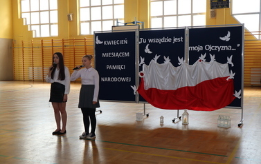 Iga Gerwatowska i Katarzyna Jasińska z kl. VIIIa śpiewają.