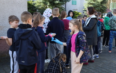 Trzecioklasiści gotowi do zbierania śmieci.