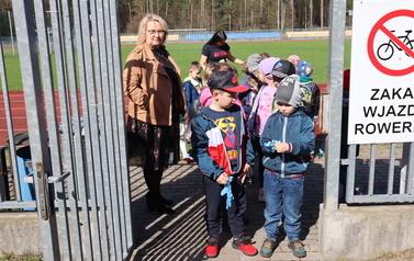 Zer&oacute;wka wraca ze sprzątania stadionu.
