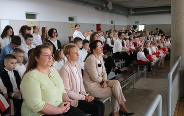 Społeczność Szkoły Podstawowej w Zespole Szk&oacute;ł im. Kardynała Stefana Wyszyńskiego w Lelisie.