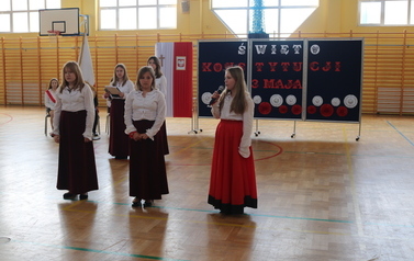 Zuzanna Gajewska, Natalia Traczewska i  Julita Orzechowska podczas recytacji.