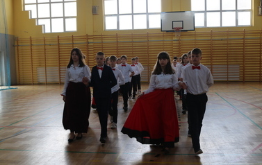 Klasa V tańczy poloneza.