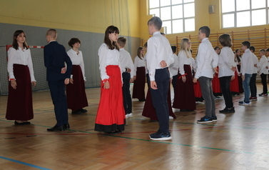 Polonez w wykonaniu kl. V.
