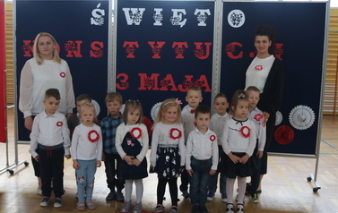 Grupa Pszcz&oacute;łki wraz z paniami.