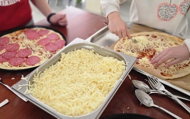 Warsztaty kulinarne z okazji Dnia Kobiet w klasie III 6
