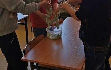 Trzecioklasiści podczas pracy - wyrabiania ciastoliny