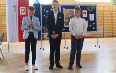 Występ chłopc&oacute;w z klasy III.