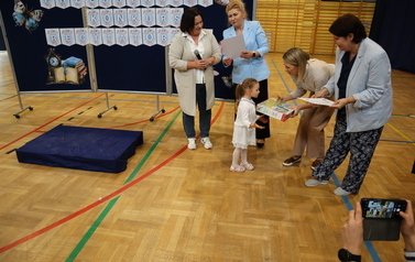 Komisja Konkursowa wręcza ngrody