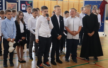 Uczniowie klasy III śiewają piosenkę o Kardynale Stefanie Wyszyńskim