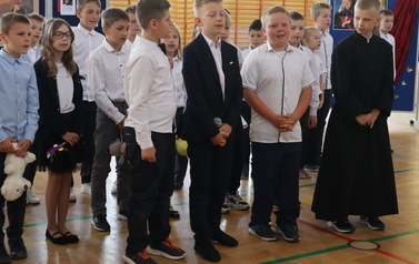 Trzecioklasiści i drugoklasiści we wsp&oacute;lnym śpiewaniu pieśni.