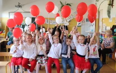 Przedszkolaki z wręczonymi balonami