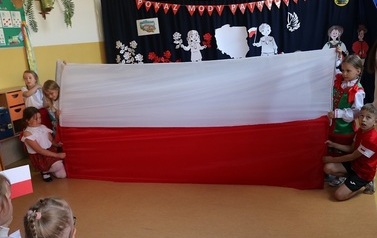 Flaga Polski zaprezentowana przez zer&oacute;wkowicz&oacute;w.