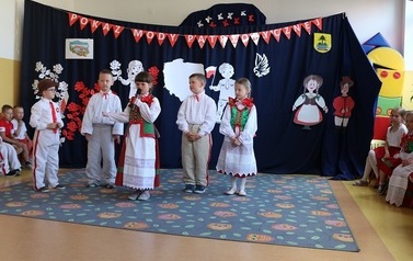 Dzieci z oddziłu przedszkolnego recytujące wiersze patriotyczne, od lewej - Sylwester Orzechowski, Piotr Sztejna, Zuzanna Grala, Henryk Parzych, Emilia Parzych.