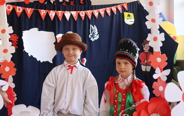 Dzieci z oddziału przedszkolnego pozujące w fotobudce patriotycznej.