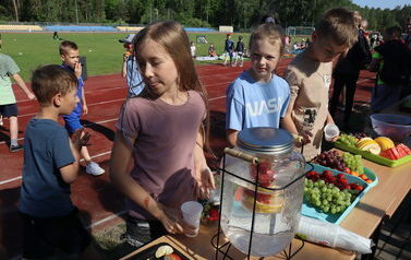 Uczniowie częstujący się owocami, przygotowanymi przez rodzic&oacute;w