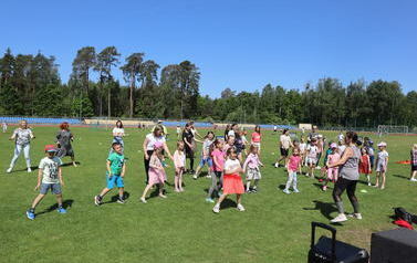 Dzieci tańczące zumbę z prowadzącą Panią Jolantą Białobrzewską