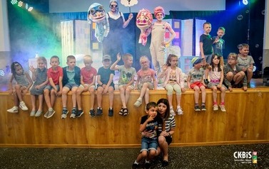 Uczniowie klasy Ib z aktorami.