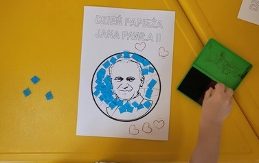 Przedszkolaki poznają życie świętego Jana Pawła II 2