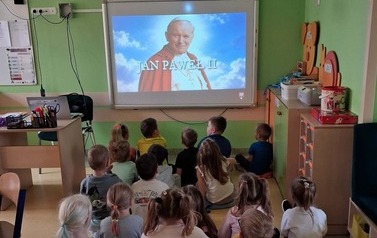 Przedszkolaki poznają życie świętego Jana Pawła II 12