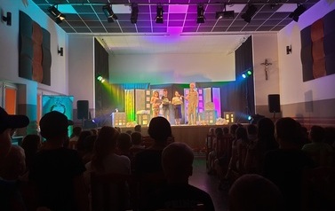 Nasi uczniowie r&oacute;wnież wzięli udział w przedstawieniu.