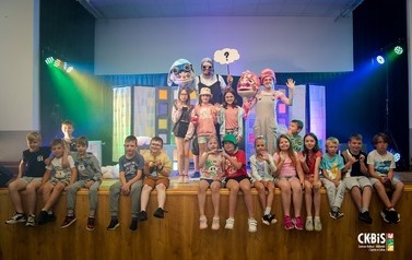 Klasa II w towarzystwie aktor&oacute;w spektaklu Cyberprzestrzeń.