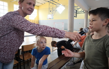 Uczeń klasy III z pedagogiem szkolnym Aldoną Gumkowską.