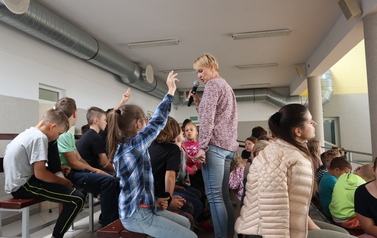 Pedagog z uczniami.