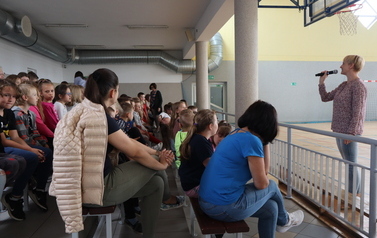 Pedagog rozmawia z uczniami.