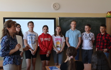 Organizator Jolanta Olkowska i uczestnicy konkursu matematycznego.