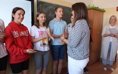 Dyrektor Marta Trzcińska wręcza dyplomy.