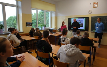 Dietetyk Monika Zabielska i koordynatorzy programu Trzymaj formę - Jacek żylak i Tomasz J&oacute;źwiak na spotkaniu z uczniami.