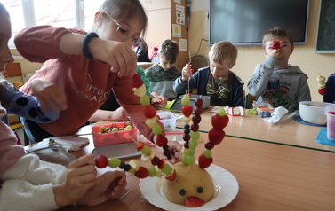 Szaszłyki z owoc&oacute;w mogą posłużyć do wykonania jeża.