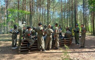 &Oacute;smoklasiści grają w paintball.