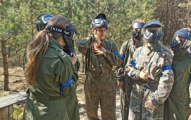 Klasa 8a i 8b przed grą w paintball.
