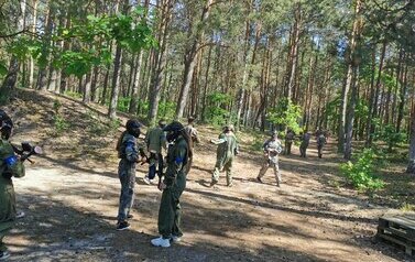 Uczniowie klas &oacute;smych podczas gry w paintball.