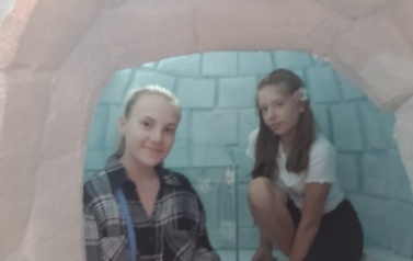 Anita i Alicja w igloo Pik-Poka.