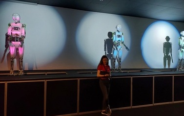 Teatrzyk w wykonaniu robot&oacute;w w Centrum Nauki Kopernik