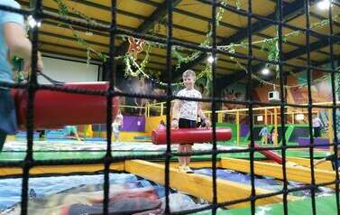 Zabawa w parku trampolin.