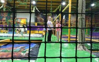 Wsp&oacute;lna zabawa w parku trampolin.