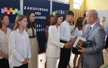 Wręczanie nagr&oacute;d uczniom z klasy VIII b 