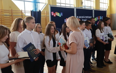 Wręczanie nagr&oacute;d uczniom z klasy VIII a 