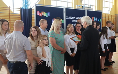 Wręczanie nagr&oacute;d uczniom z klasy VI 