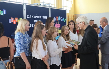 Wręczanie nagr&oacute;d uczniom z klasy V 