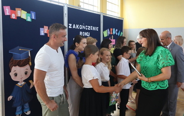 Wręczanie nagr&oacute;d uczniom z klasy IV
