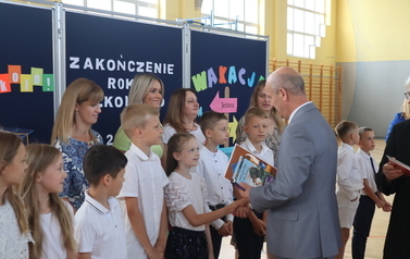 Wręczanie nagr&oacute;d uczniom z klasy III 